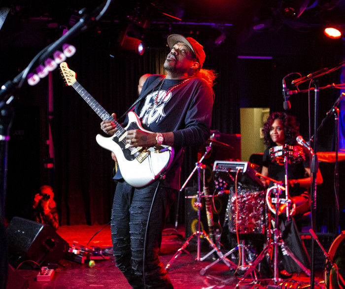 Eric Gales looking to the sky