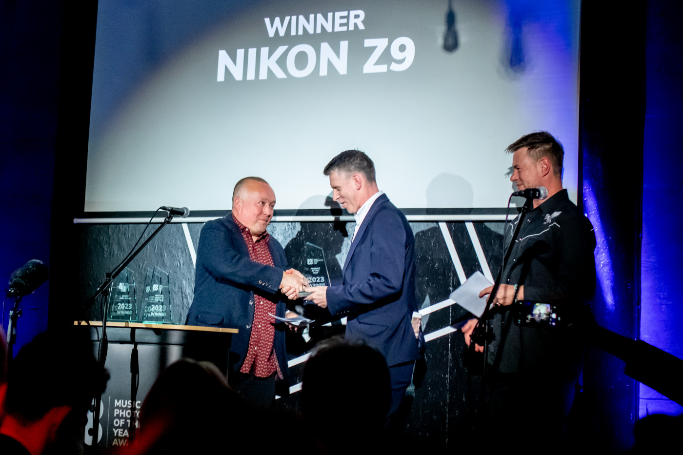 SO.CO Director of Photography, Thomas Jackson, presents Nikon with their award for Product of the Year, for the Z9. Photo: Lucy Sims